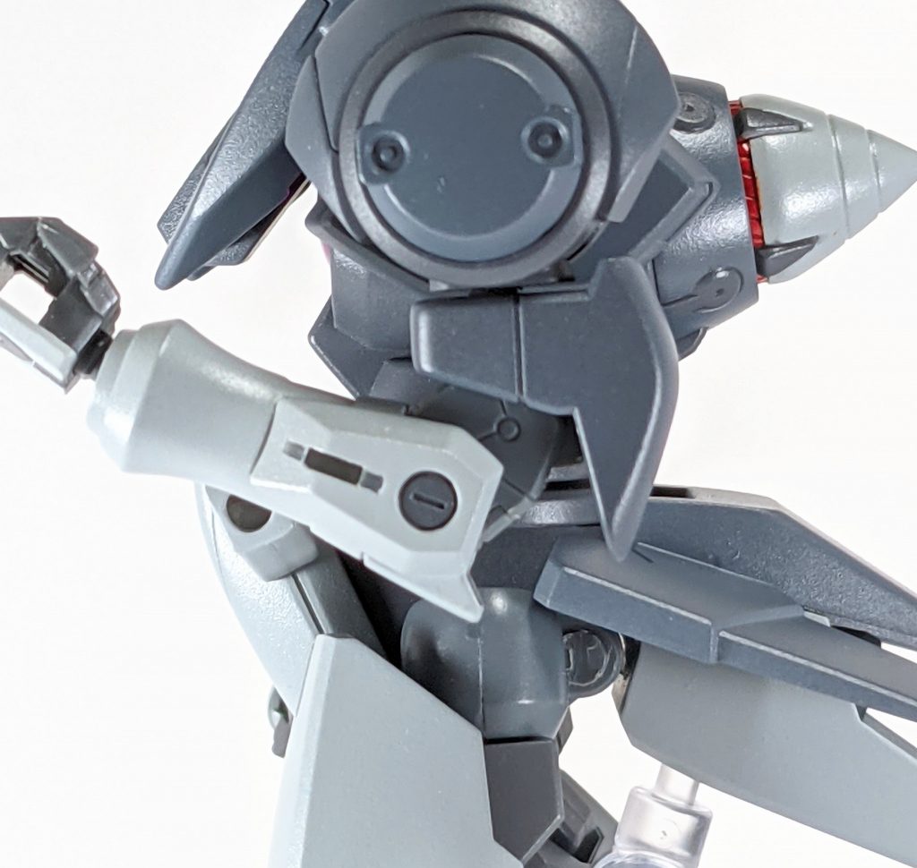 肘は上腕までをフレーム化。ほんの少し可動域が広がってます。HGUCクロスボーンのパーツなどを使用してます。