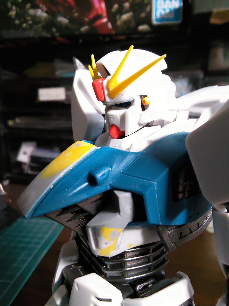 頭部のひさし部分幅狭く胸ダクト部分プラ板作成スジ彫りちょっと追加