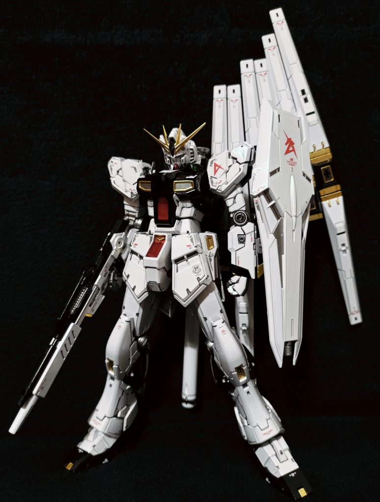 RG νガンダム。チタニウムフィニッシュなので白いパーツは触らず。いや、触っちゃ駄目なんですが…パーティングラインやゲート跡が目に入ると無性に削りたくなる欲求を必死に抑えていました。