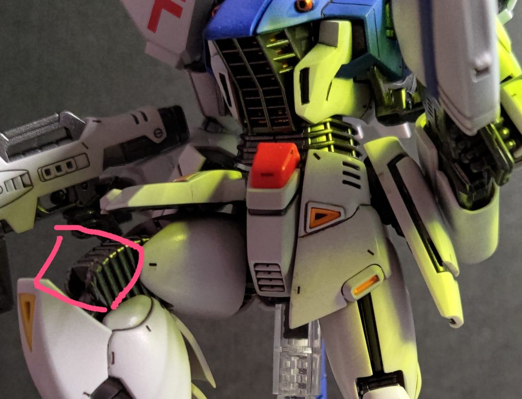 フロントスカート組み立てただけでは右側のようにはスカート上がらないので加工。膝の部分はスカスカなのでプラ板で作成。（ピンク色の所）