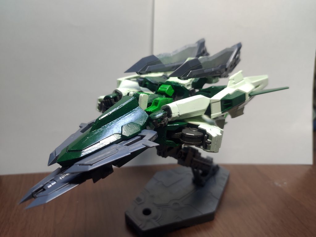 腰部後方の機首を展開し、変形することで高速巡航形態になります。背面やつま先部分のブースターをすべて後方に向けて、移動する形態です。この形態時にはベリアルガンブレイドのレールガンを使用することができます。