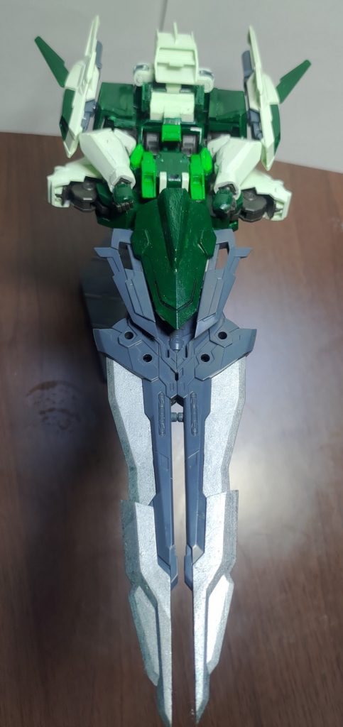 サムネの突撃形態です。自分は、この形態が一番かっこいいと思っています。ただ、全長がかなり長いため重量バランスが悪くディスプレイはできません。今後の課題となります。