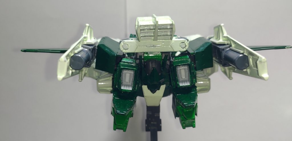 高速巡航形態の後方です。肩部内側にピンがあり、かかと部分に差し込むことで部品を固定しています。この機構が思いつくまでは保持力がなく、高速巡航形態でディスプレイできませんでした。ちなみに、ディスプレイスタンドの接続部分も別に作成しています。かかと部ブースター部分は塗り忘れです。