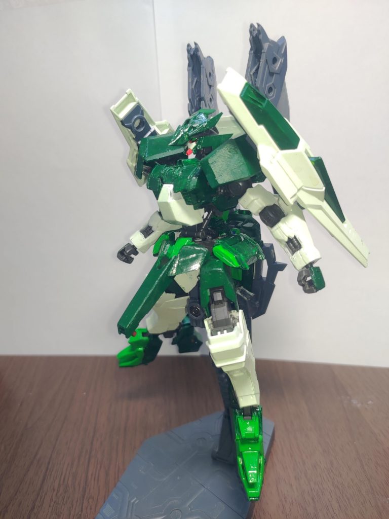 巡航形態では主翼となる大型のバインダーシールドを両肩に装備しています。また、背面に装備する大型剣ベリアルガンブレイドの先端にはレールガンの発射口となってます。