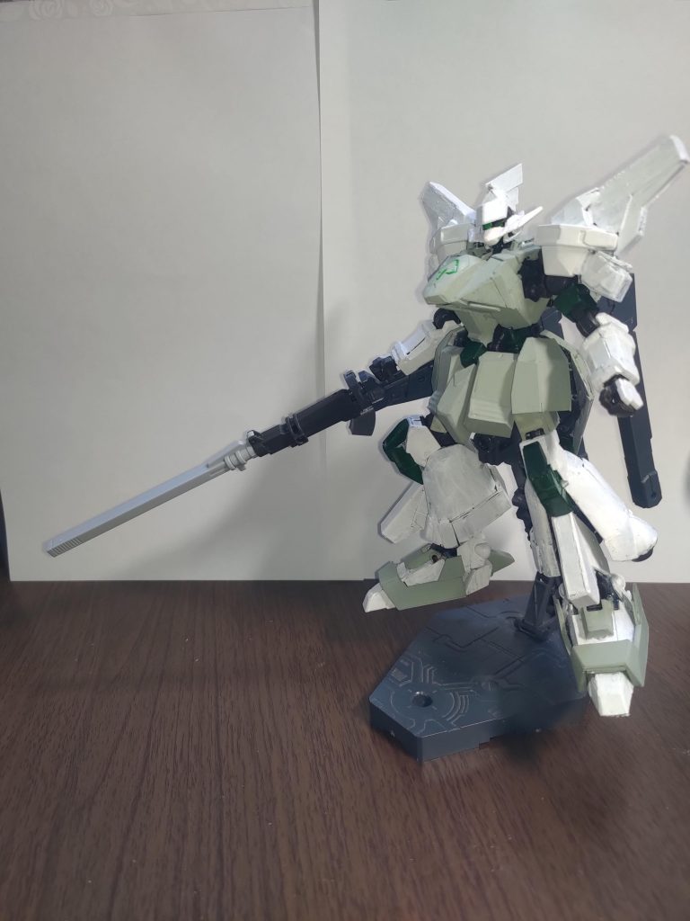 ゲルググIIIとやらがあると知ったのでそこに寄せてみました。主兵装は右腕に装備している、砲身交換式射撃兵装になります。基本はレールガンヘッドを装着した狙撃形態での出撃を想定しています。