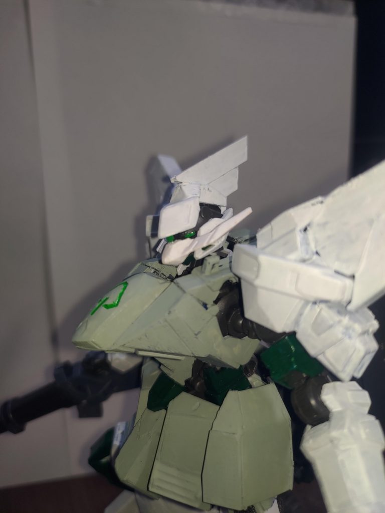 モノアイではありません、あくまで長距離狙撃用のレンズという設定なので、奥の方に二眼のガンダムアイがあります。