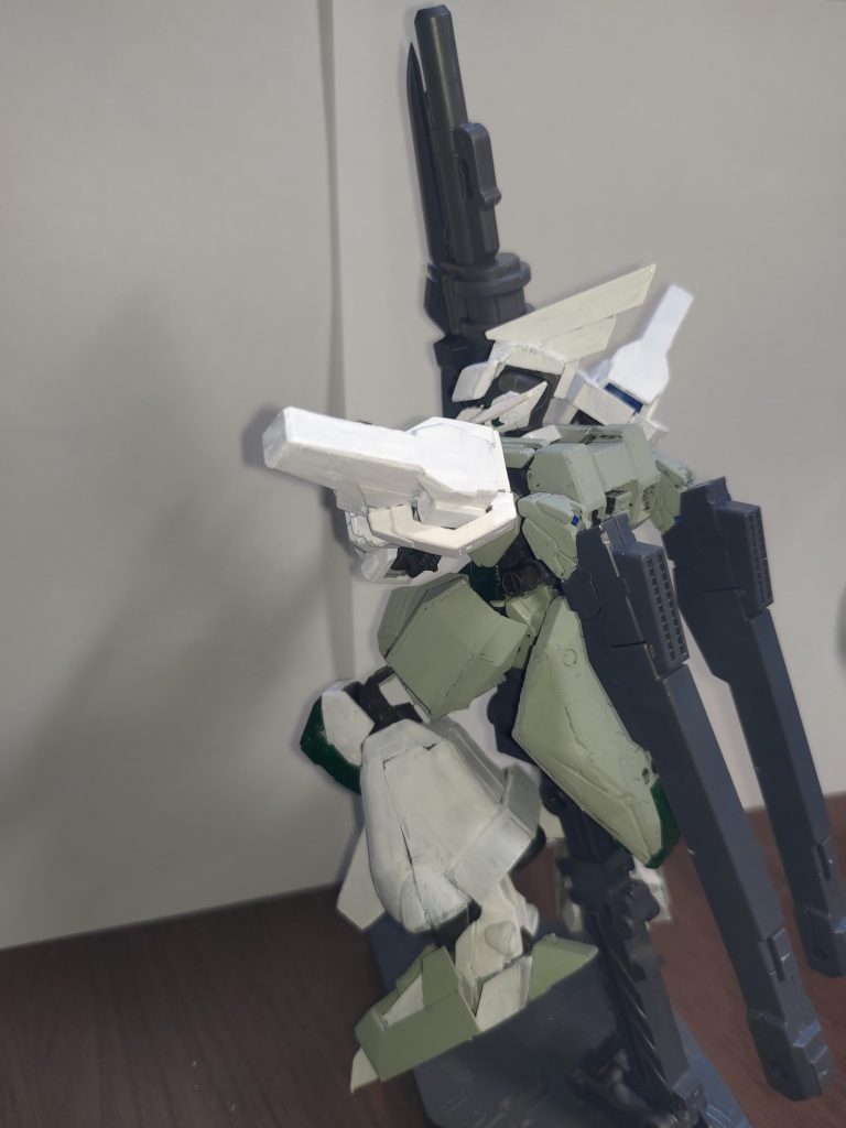 ジオンの機体と言えばうs(ry加工技術不測のため、隙間が発生していたり平滑でなかったりしています。今後も精進が必要だと痛感しました。