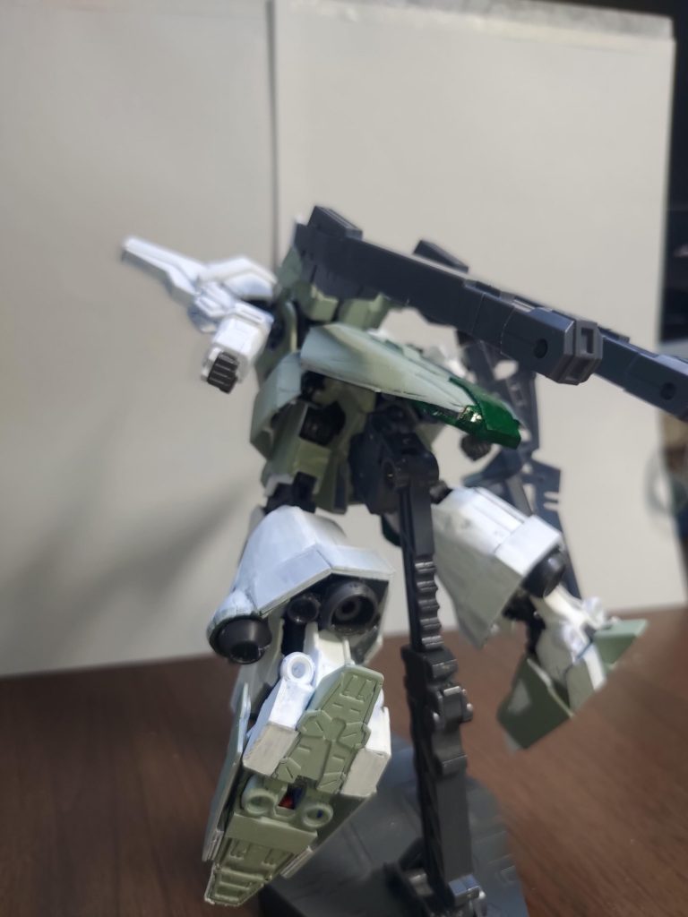 ジオンの機体と言えば後姿がカッコいい。脚部にバーニアが詰め込まれているのを再現したかったところはあります。足裏が一部穴あきなのは見ないでください。