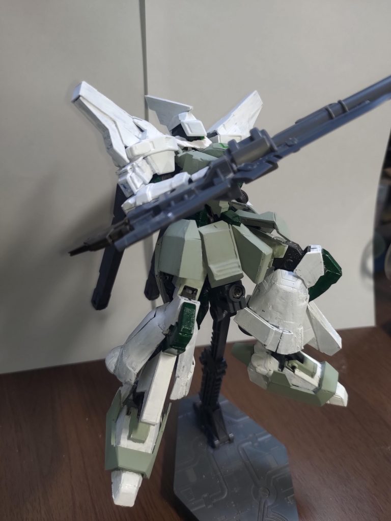 銃剣を備えるグレネードヘッドへ換装した格闘形態になります。「なぜか」ガンプラが手に入りにくい状況になっておりゲルググのキットが入手できなかったためセミスクラッチで各部位を作成しました。