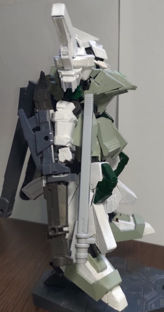 レールガンは流用なので折りたたむことができます。砲身の長い兵装用の折りたたみ機構ですが、砲身を詰めても良かったかなと思っています。また、盾も作りたかったのですが鉄血の世界観に合う盾が思いつかなかったため、見送りました。今後思いついたら作成する予定です。