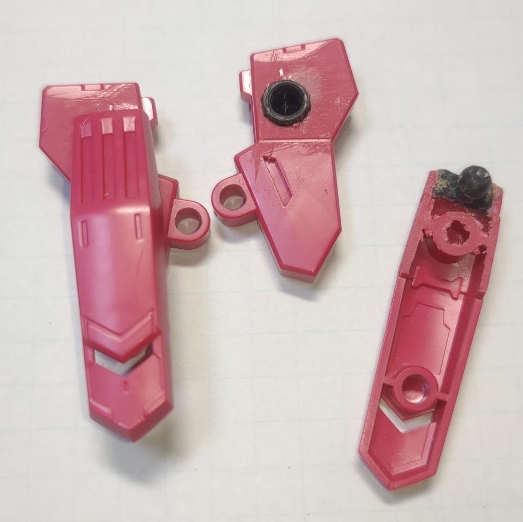 改修その３　キャノン基部マシンガンを保持するアームをボールジョイントに変更しました。バルバトスルプスの延長部分とハンドパーツを使用しています。