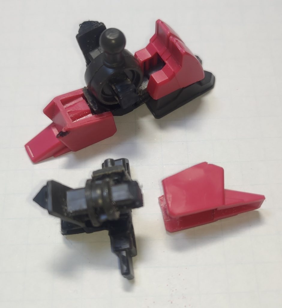 改修その１　足首足首の可動を担当する横向きのものと足パーツを接続する立て向きと、２つずつ足フレームを使用しました。横向きのものは、かかと部分までで切断(三角棒でディテールをつけています。）縦向きのものは、下部ピンだけ残したかかと部分とつまさき接続用のピン部分だけを使用し、プラ材でどうにか形作っています。