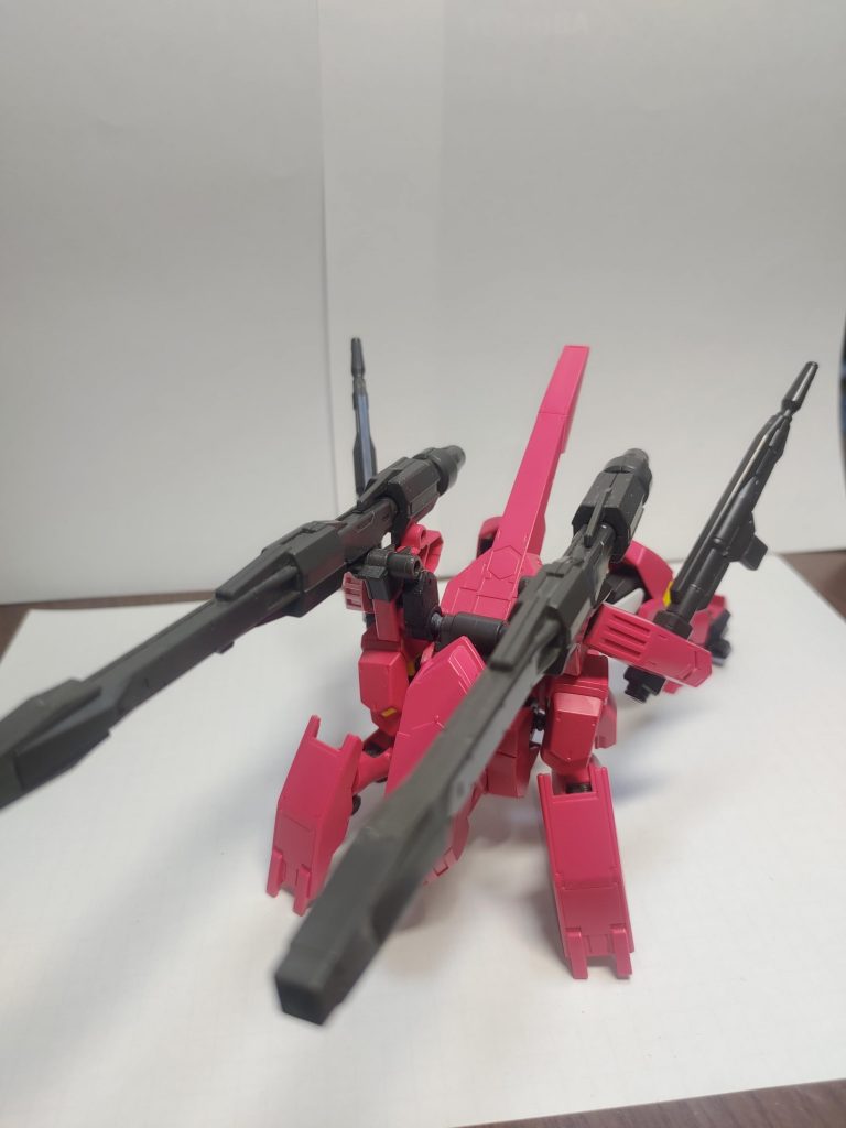 砲撃形態を前から見るとこんな感じになります。地面に張り付くようにできていることももちろんですが、マシンガンが広がるように動かせているので、満足しています。