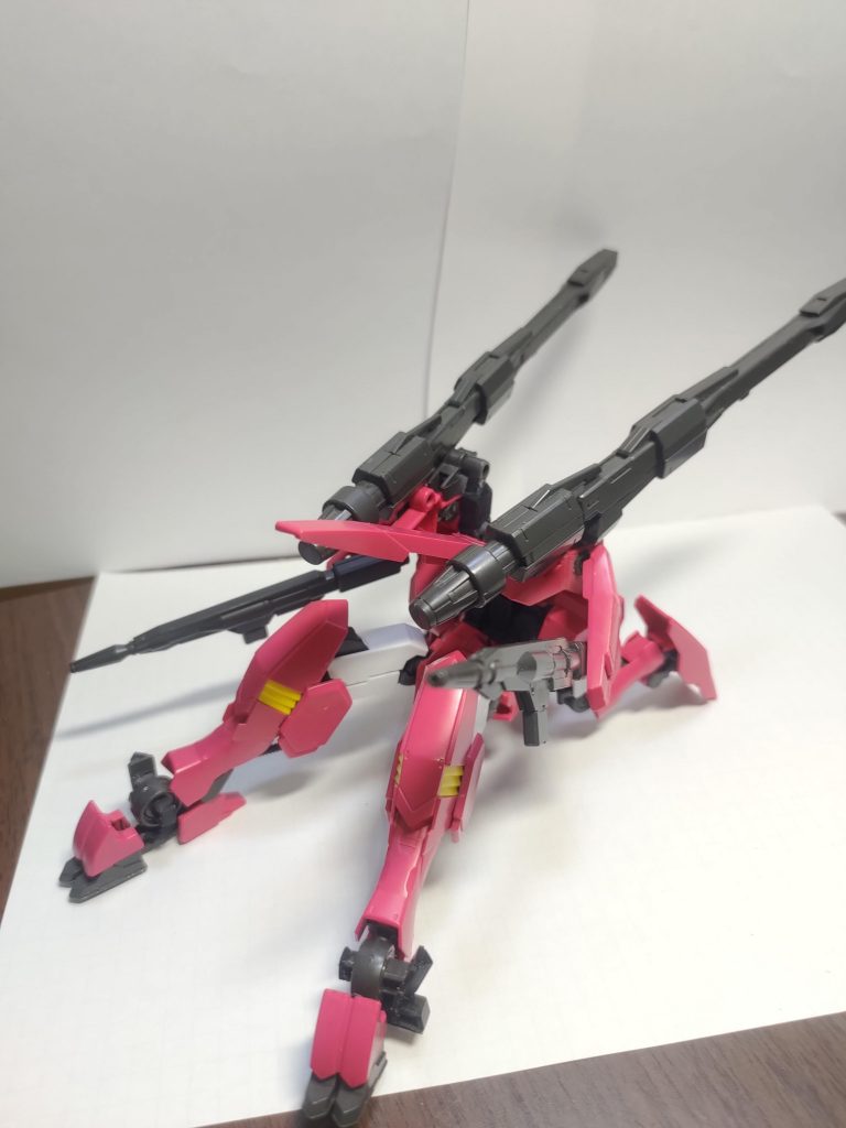 砲撃形態を後ろから見るとこうなります。左のマシンガンの軸がへたっているので後で調整します。