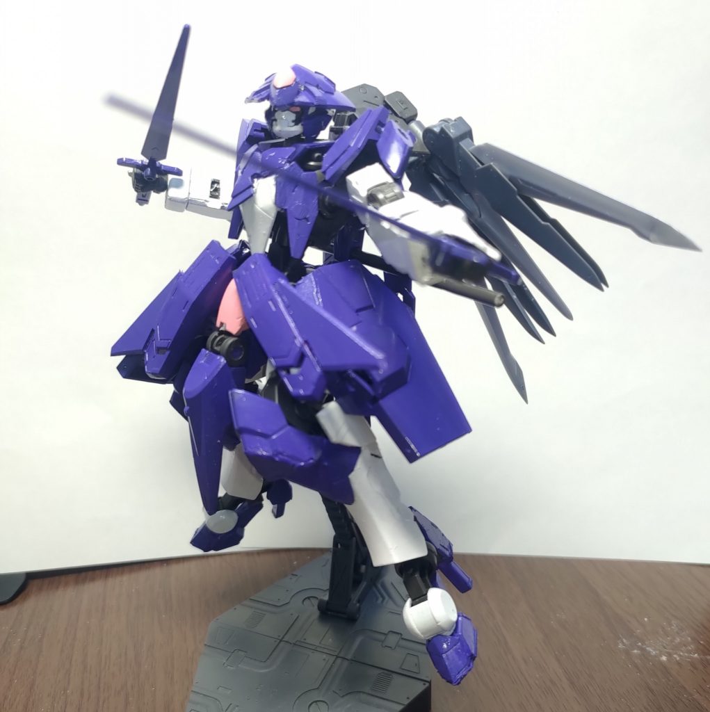 背中に装備しているパイモンレイピア持った姿です。ラミネートコーティングされた装甲の隙間を狙う目的で作成された設定です。スピナティアのレイピアをそのまま使用しております。ちなみに、髪の毛に見立てた装備は、動きに合わせてなびくことを妄想しています。