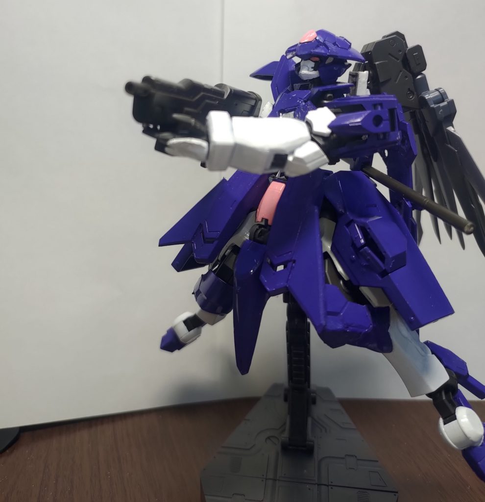 専用の射撃兵装は装備されてないため、汎用のマシンガンを使用します。スピナティアのアーマーは、主に上半身に使用されていますが、膝部分もスピナティアの腕アーマーを加工してつけています。