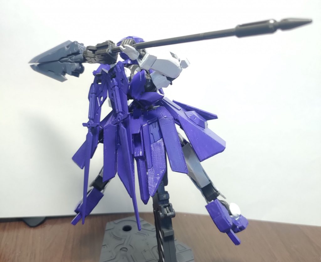 パイモンロッドを差し込む姿です。背面の翼のような装甲は基本的には、図のようにたたまれています。