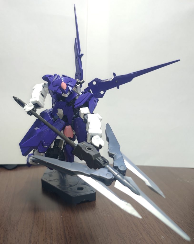 パイモンロッドと、背部の武装を連結したパイモンスピアです。パイモンスピア使用時は、背面の装甲が展開し、翼のように広がります。パイモンレイピアは、こちらの翼のような装甲に装着されており、この姿を見たものは「戦場の妖精」とこの機体を読んだという妄想をしています。サムネイルにもあるパイモンロッドは粘りのある金属を使用しており、殴打用武装になります。威力においてはそれほど高くないと考えていますが、槍となるとその特性は活かされます。後述のサイドアーマーに内蔵されたワイヤーアームで敵機を掴み、ワイヤーを引っ張る力と自らの推進力を載せた突進は、ラミネートコーティングされた装甲とはいえ、貫通するでしょう。