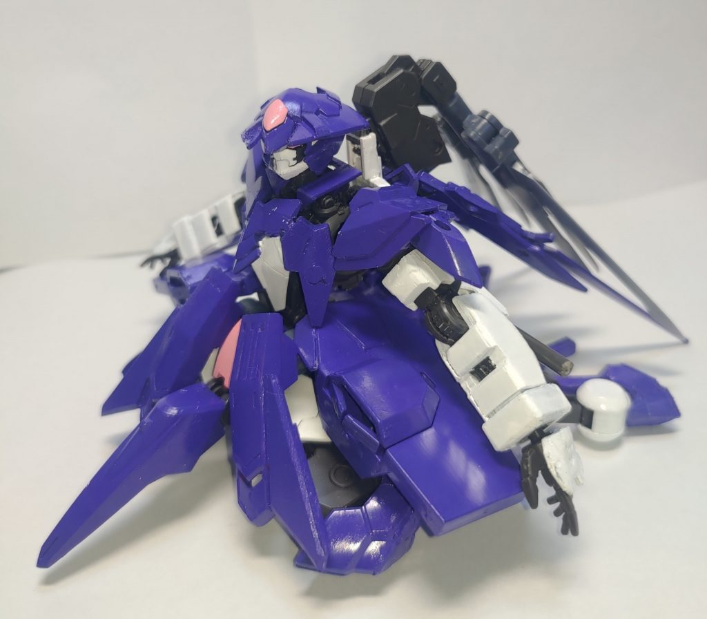 本機体の誰得機能として、女の子座りができます。また、座った時に、装甲がスカートのように広がるようになっています。リアアーマーも同様に広がっています。