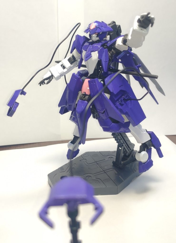 サイドアーマーに内蔵されたアームを射出した状態です。ユーゴーの装備と同様のものとなります。こちらは、相手の捕縛だけでなく、デブリや地形を掴むことで進行方向を急激に変化させるなど様々な方法で使用されます。