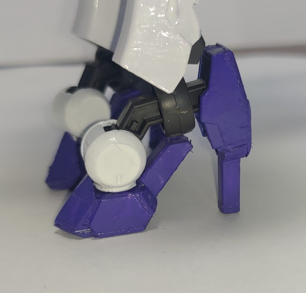 最後の最後まで悩んだ足です。ハイヒールを模して作成しました。かかとの部分がかなり細いピンヒールですが、無事自立が可能です。また、このヒール部分で相手を踏みつけ、ダメージを与えることもできます。