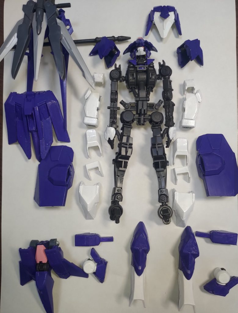 今作もすべての装甲を外すことができます。今回は、腕装甲のフルスクラッチに挑戦しています。また、30MM企画に参加できるようスピナティアの装甲を使用しております。紫色の機体であること、使用する武器が双剣や槍であることから、作中では幼かった伴侶を失ったあの子が大人になって乗ったら...なんて妄想もあります。ここまで見ていただきありがとうございます。