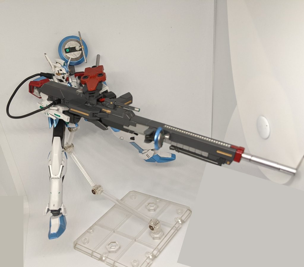 「長距離狙撃を行うバスターメガランチャー、本体とバックパックをエネルギーケーブルと接続する事で最大出力で使用可能、一度チャージを行えばケーブルを切り離してもある程度発射する事ができる」ビームライフルのパテ埋めに失敗したため、システムウェポンのハイパーメガランチャーを改造した物を試しに装備、それなりに似合っているので装備に採用しました