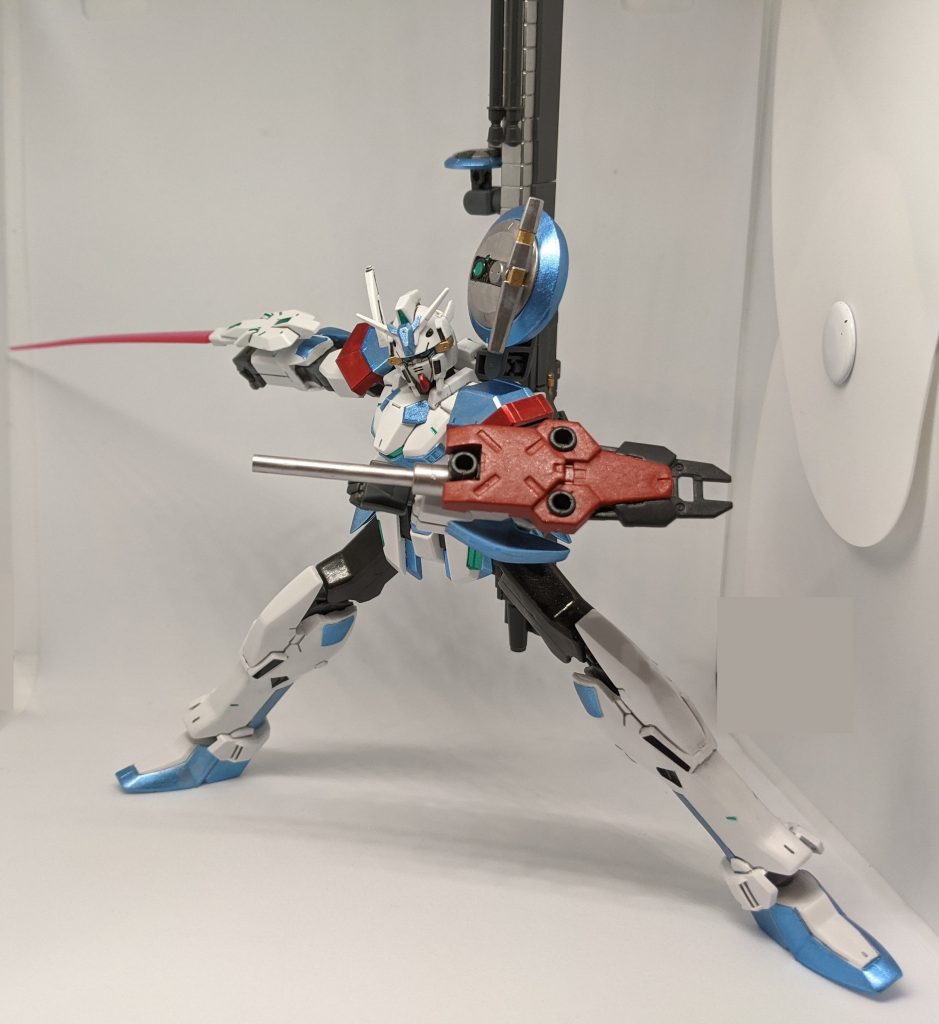 バスターメガランチャーをマウント時にもそれなりに安定して自立可能、ただし造形の都合上、頭部が左右に動かしづらい欠点も…