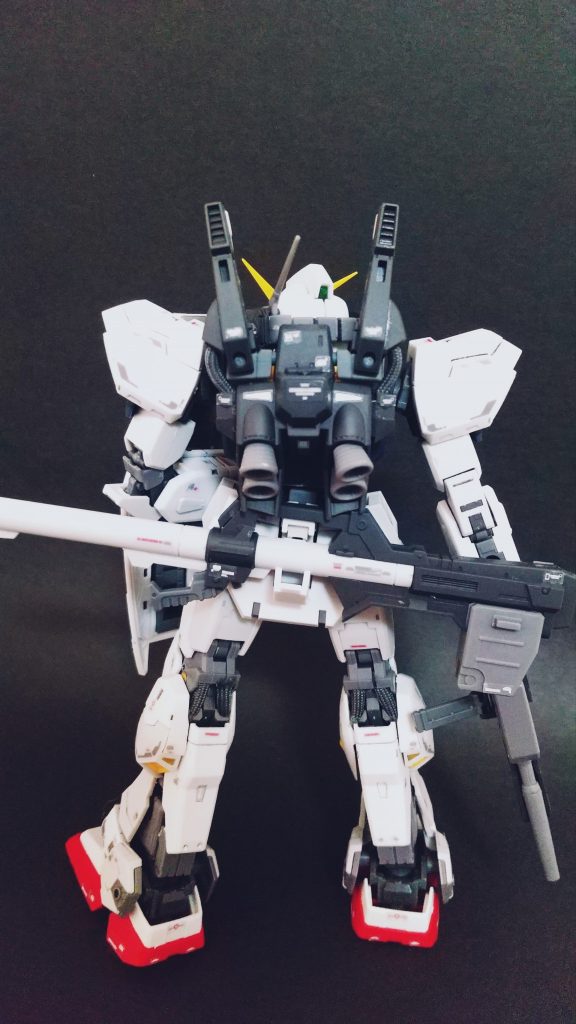 ていうか、RGのシールの細かさはすごいですね。このためにピンセットを買いましたが、腕が震えちゃうので、左手で右手を固定しながら位置調整していました。でも、その甲斐あってカッコいいぜ~