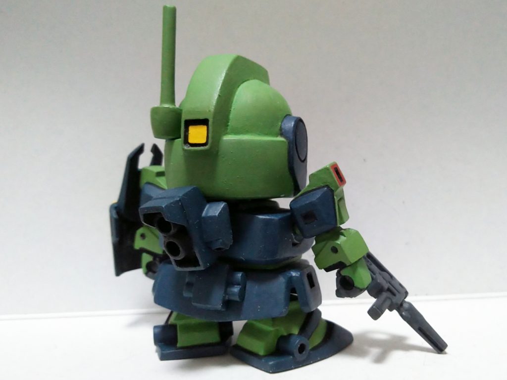バックパックはムシャドライセンのバズーカ用のパーツを元に作成しました。肩はジムカスタムのパーツにパテを盛って作成。前腕は市販の関節パーツを元に自作。
