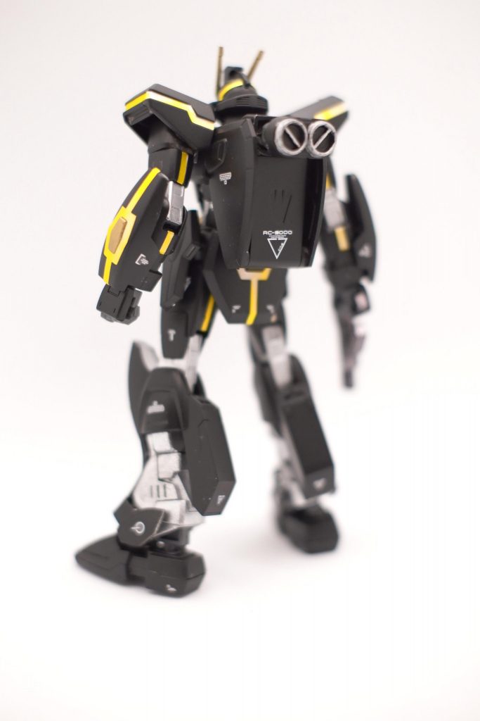 バックショット。特に何も考えず、ランナーごとスプレーで黒に染めてしまいましたが、キラキラしたシールが映えているように思います。あと使った色はゴールドとシルバー。本当にお手軽彩色で、色塗って組むまでなら一日で済みました。