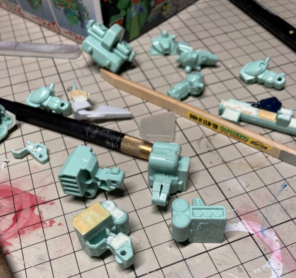 こんな感じで二個張り合わせ。最初はパテなりで埋めてたんですが、とてもじゃないがやってられん・・・!手指はもとのジェガンの手のほうがモールドはっきりしているので移植しています。