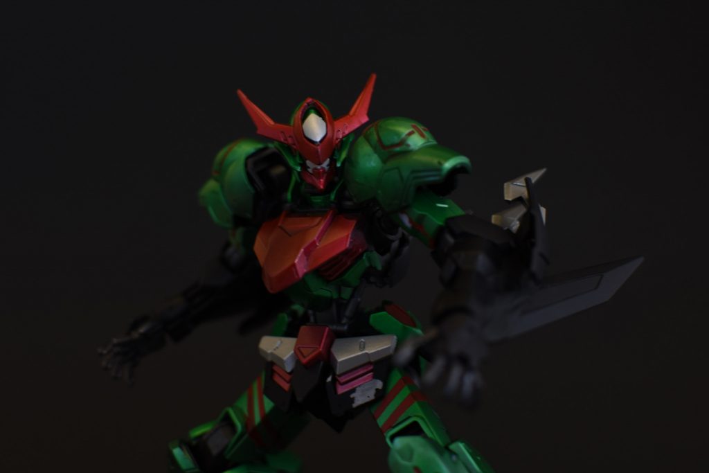 アマゾンズと言えばのアームカッターもついてます！！シルバーのパーツは前面に展開してクローになります。