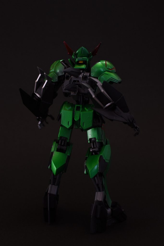 背面足首はヴィダールのものを使いました。なので後ろから見るととにかく刃物がいっぱい付いてます。もうトゲトゲです。