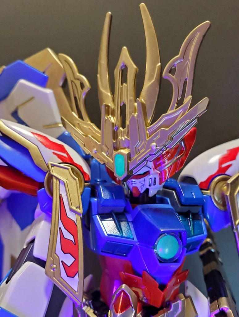 アンテナ、目、胸部には蛍光塗料を仕様。ブラックライトで光ります。