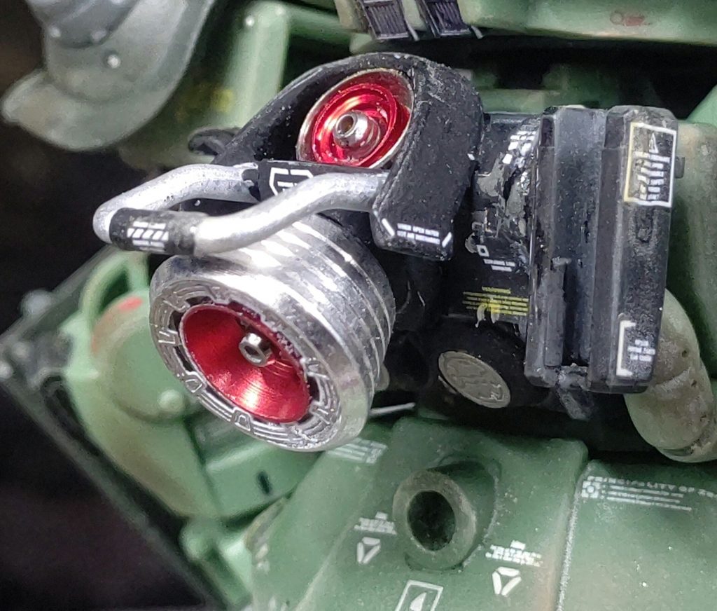 今回の改修で一番楽しかったのがバックパック。ビルダーズパーツのバーニア02を切り貼りして大型バーニアを2機装備。元々のバーニアはメタルモールドで塞ぎました。左にはバズーカを、右にはHGガルマ専用ザクIIFSの大型ヒートホークをマウント出来るようにしました。バックパックが若干大型したことで搭載燃料も増加し、活動時間の大幅な低下にはならなかった!みたいな設定(笑)