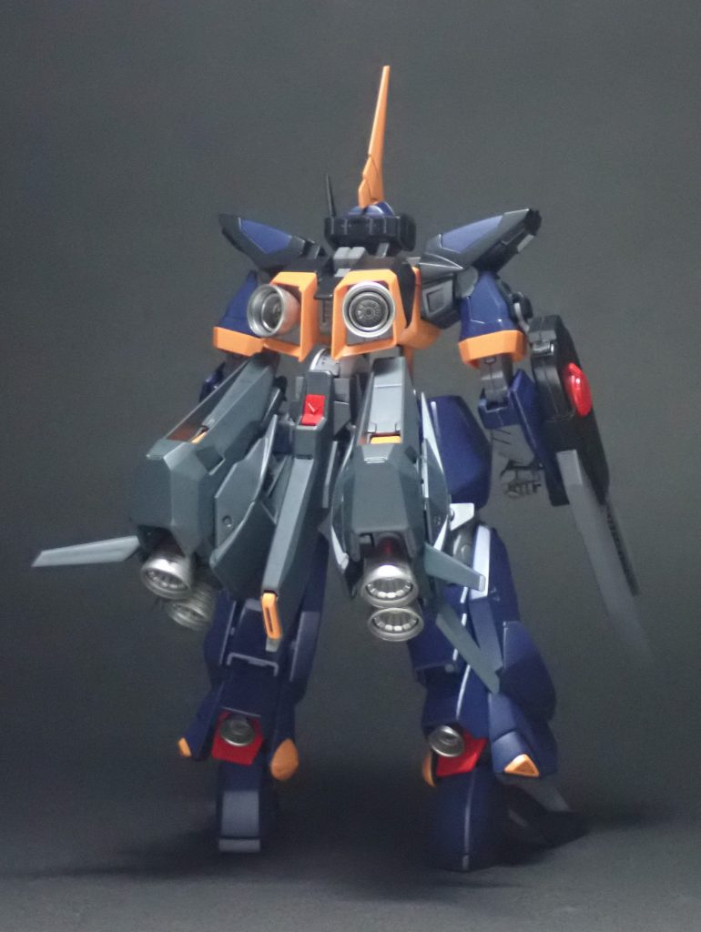 腰部のブースターユニットはウーンドウォートの下半身を使用。前作ハイゼンスレイで腕を取られたやつのものです。スラスターはバックパック、脚部のモノも大型化してます。