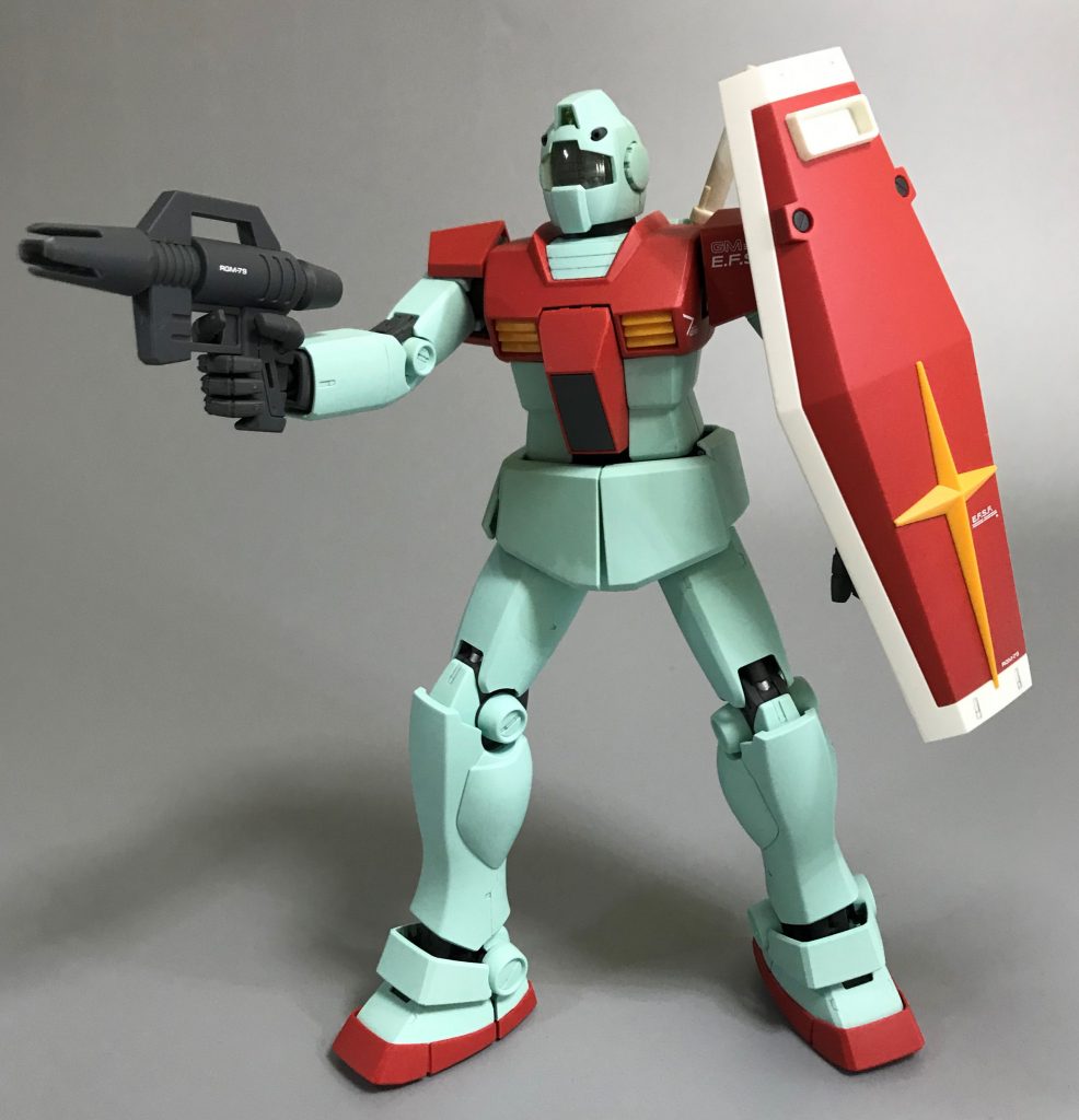 このビームスプレーガンがたまらない。これ以降のジムはみんな豪華なライフルを持ってますが、この弱弱しさがジムの魅力だと思います。