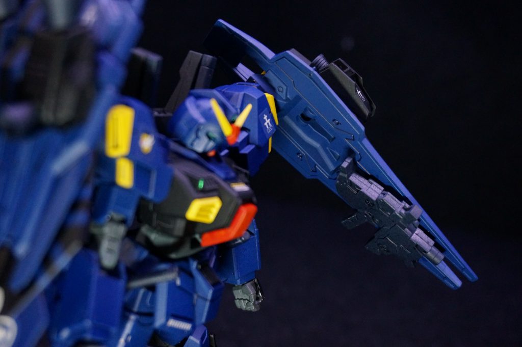 牽制用(笑)のビームマシンガンはシールド裏に取り付け可能