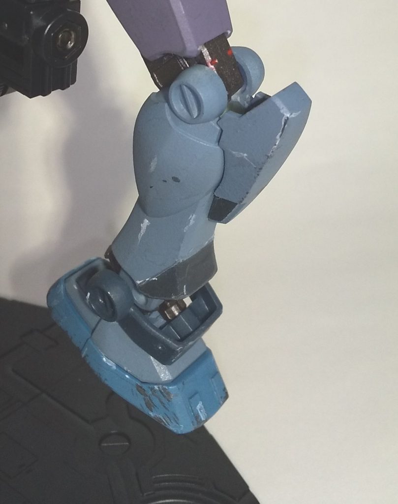 RayStudioさんを真似て、ひざの汚しは筆塗りで白と黒を重ねました。この手法が一番イメージ通りにできました。スポンジポンポンは上手くできませんでした。マルチグレーで全体のグラデーションもやったんですが…石油臭い！とにかく臭い！２日間くらい臭いがキツイ。これは苦手な臭いなのでもうやらないかな。ベースがアクリジョンだから、水性ホビーを薄めて使えばグラデーションできるんじゃね？いつかやってみようかな。 