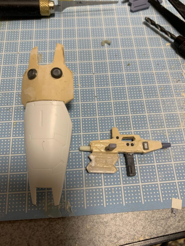シールドは、ジム改ワグテイルのものにエポパテで上部を作成。ビームピストルは厚みが足りなかったのでエポパテ使って幅増。