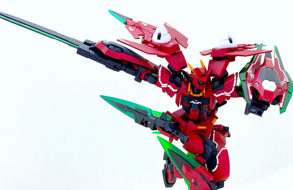 初投稿でございます。先輩方よろしくお願いします。とゆーわけで、大昔から考えていた「オレ専用ダブルオー」を満を持して制作しました。結構遊んでるので塗装ハゲが散見されますが許してください。ダブルオー系キットを片っ端から集めて構成されています。頭部～腰＝ダブルオーダイバー。フェイスのみガンダムアストレアTYPE-Fのを移植。肩～腕関節＝クアンタ。2キット使いシンメトリーに。可動の妨げになるパーツを削除。右腕＝ダブルオーガンダム。右腕＝クアンタ。クアンタの右腕のガントレットを取り付け。太腿＝ダブルオースカイ。足＝ダブルオーガンダム。膝＝ダブルオーセブンソードのものに、クアンタの膝を上下逆にしたものを接着。ＧＮドライヴ＝ダブルオーダイバーエース。コーンだけ三角タイプ。と、こんな感じ。