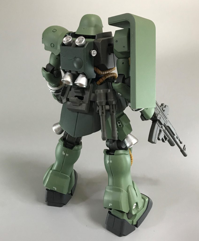 バーニアはガンダムマーカーのシルバー、他は艶消しクリアーです。ゲート跡が目立つところはピンバイスでえぐって黒のワンポイントにするか、コーションデカールを貼って隠してます。