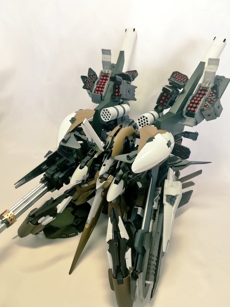B型装備ブースターユニットを追加し、これでもかとミサイルを満載した状態大量のミサイルで撹乱しながら敵陣に突っ込み、やるだけやったら即離脱する強襲機〜を妄想しながら制作しました。武装面は基本的に他メーカーのキットで固まっています。というかそうなりました。イメージに合う武装はなくはなかったのですがどれも(本体に比べると)小さかったので…。