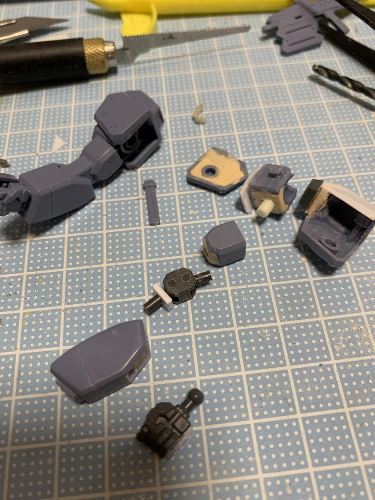 ひじ関節は色々試していたのですが、うまくいかず、最終的にコトブキヤのABS関節を利用。