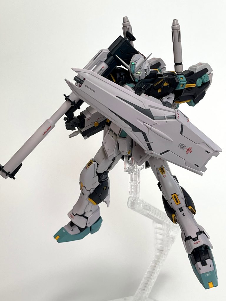 ニュー・ハイパーバズーカも抜かりありません。この写真もめちゃお気に入りですビームライフルは腰にマウントできるのでバスーカと同時装備も可能。しかしなんとも武装だらけですね