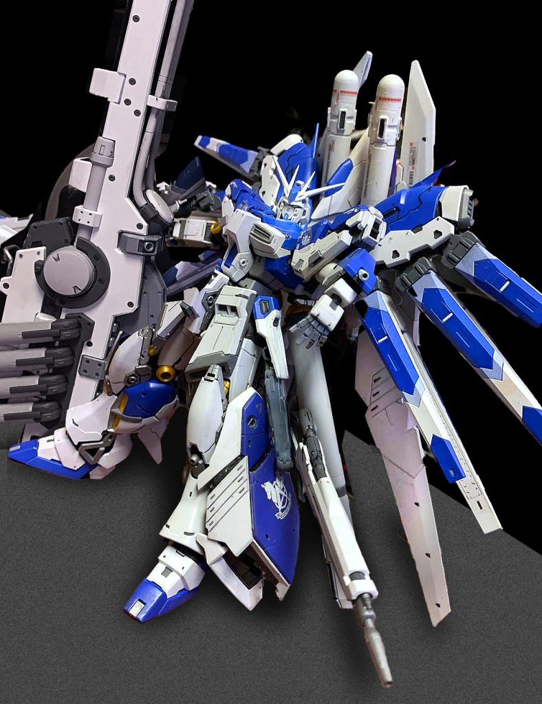 HWSの胸とスカートを外してスッキリHi-νらしさを際立たせて、ハイパーメガ・バズーカ・ランチャーを装備。サブアームにはサーベルではなくビームライフルを持たせてみた。