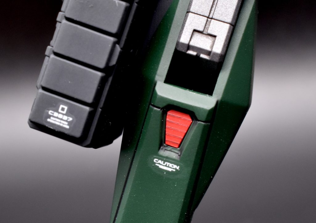 スラスターの噴射口は、スジボリプラ板を貼りつけてディティールアップを行っています。