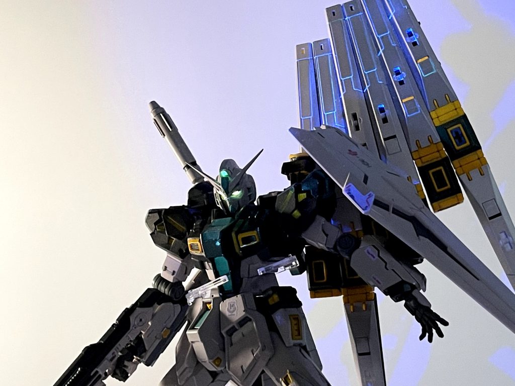 「サイコフレームが…共振している!?」お気に入りの一枚です。メインカメラとツインアイは意図して光らせてるんですが、フィンファンネルのモールドまで反応するのは完全に想定外でした。「製作者も意図せず何故か光っている」という意味では原作のサイコフレームと同様なので、ちょっと面白いです(厳密にはνはコクピット周りしかサイコフレーム内臓してませんが)モールドの奥は塗装が薄くてプラが透けてるんですかね。