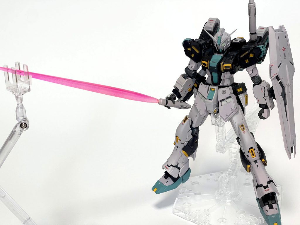 ハイパー・ビームサーベル。(スペック表にはハイパーと表記されていないのですが、RGνのキットが参考にしているであろうマスターアーカイブ νガンダム(書籍)に同じアレンジのRX-94の瀧川氏画稿も載ってまして、そこではこのように太く描かれています)